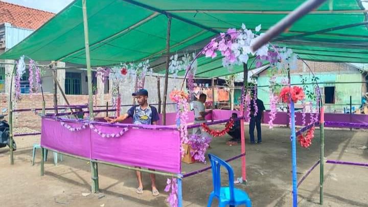 TPS 07 Desa Rasabou Kecamatan Bolo Kabupaten Bima pakai konsep hajatan pernikahan untuk menarik minat masyarakat pemilih pada Pemilu 2024.