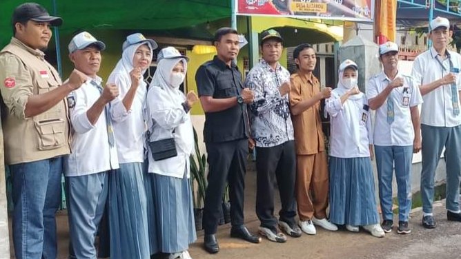 Petugas TPS 02 Desa Rasabou Kecamatan Bolo Kabupaten Bima kompak pakai seragam SMA pada Pemilu 2024.