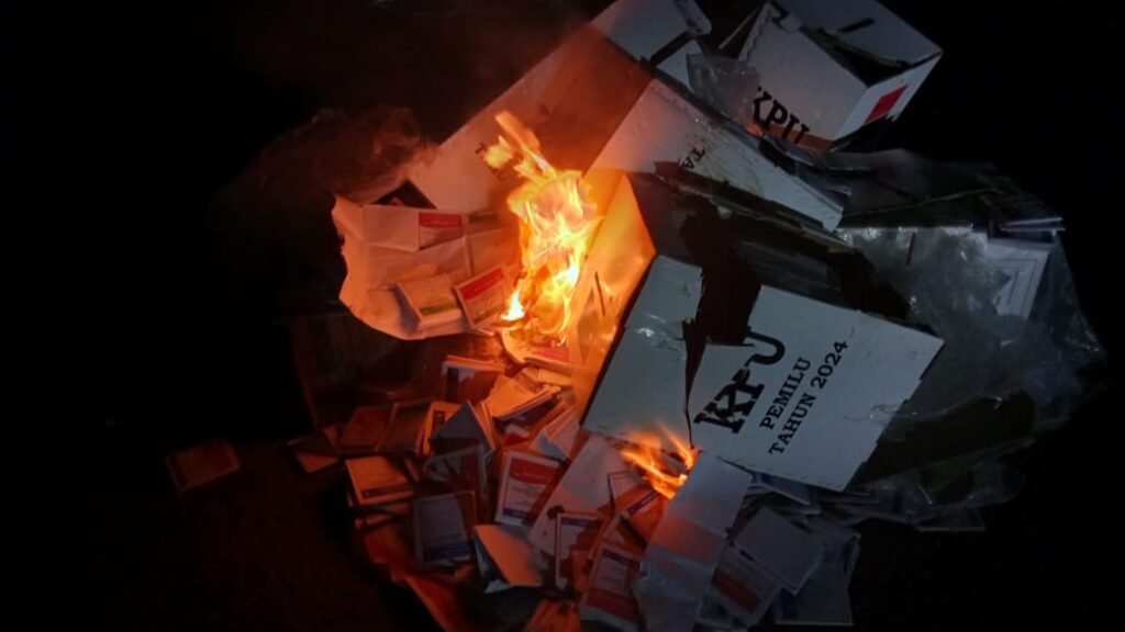 Logistik pemilu di sejumlah TPS di Kecamatan Parado Kabupaten Bima dibakar massa, Rabu malam (14/2/2024).