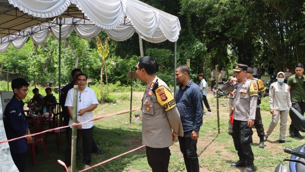 Kapolres Lombok Utara AKBP Didik Putra Kuncoro S.I.K.,M.Si beserta beberapa PJU ikut mengawal jalannya PSU di Desa Sigar Penjalin Kecamatan Tanjung, Rabu (21/2/2024)