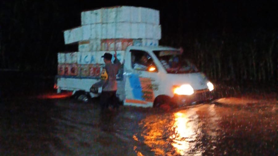 Banjir genangi ruas jalan di Rhee Kabupaten Sumbawa Rabu malam (21/2/2024).