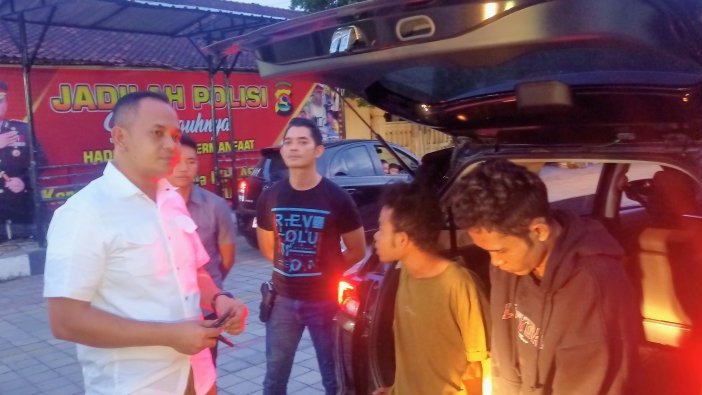 Kedua pelaku curanmor masing-masing inisial AZ asal Punia Kota Mataram dan EG asal Lombok Tengah ditembak karena berusaha kabur saat hendak ditangkap petugas.