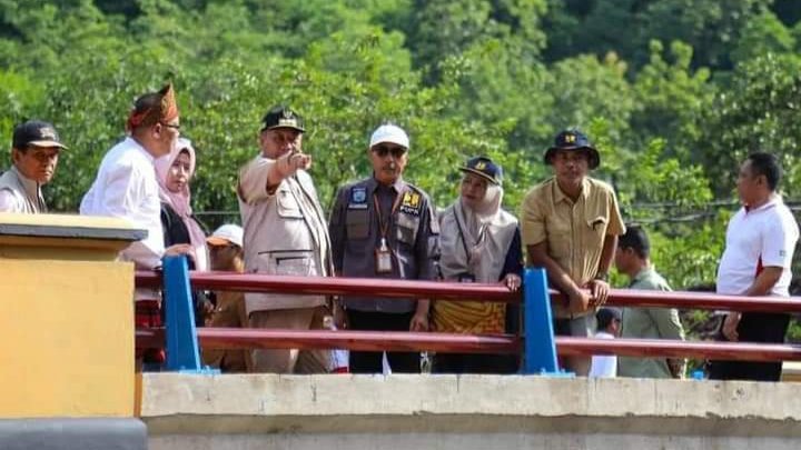 Penjabat (Pj) Gubernur NTB Drs. H. Lalu Gita Ariadi, M.Si berkunjung sekaligus meresmikan pembangunan jembatan Jatibaru, Kota Bima, Jumat (23/2/2024).