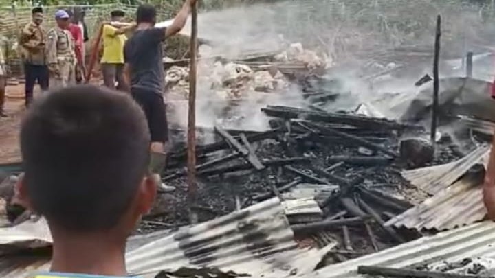 Satu rumah panggung milik Suharto di RT 19 Dusun Salama Desa Parado Rato Kecamatan Parado Kabupaten Bima ludes terbakar, Jumat sore (23/2/2024).