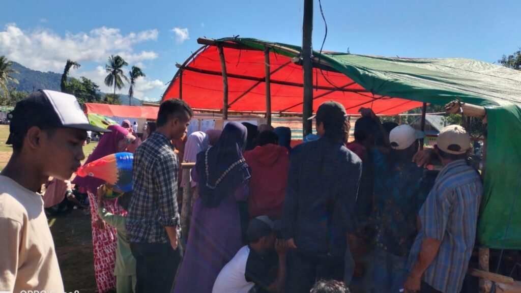 Antusias warga mengikuti PSU di salah satu TPS di lapangan Desa Parado Rato Kecamatan Parado Kabupaten Bima, Sabtu pagi (24/2/2024).