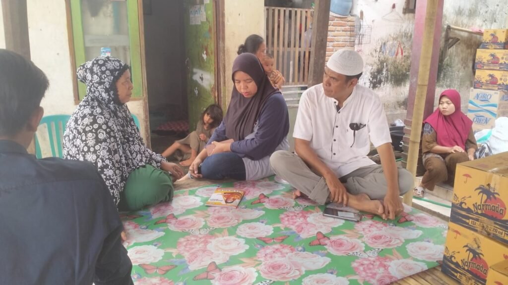 Anggota Polsek Gunung Sari berkunjung ke kediaman almarhum Samsul Faizal, anggota KPPS yang meninggal dunia, Senin (26/2/2024).