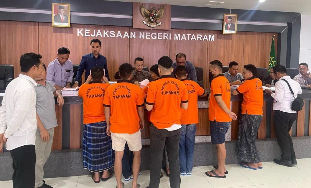 Sat Reskrim Polresta Mataram lakukan tahap dua atau penyerahan 20 tersangka penyerangan anggota polisi saat pengamanan bentrok Taliwang dan barang bukti (BB) ke Kejaksaan Negeri Mataram, Kamis (1/2/2024).