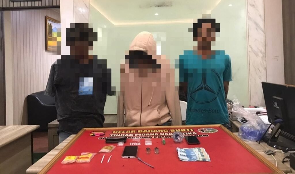 Tiga terduga pengedar sabu yang merupakan bapak dan dua orang anak asal Ampenan Kota Mataram ditangkap.