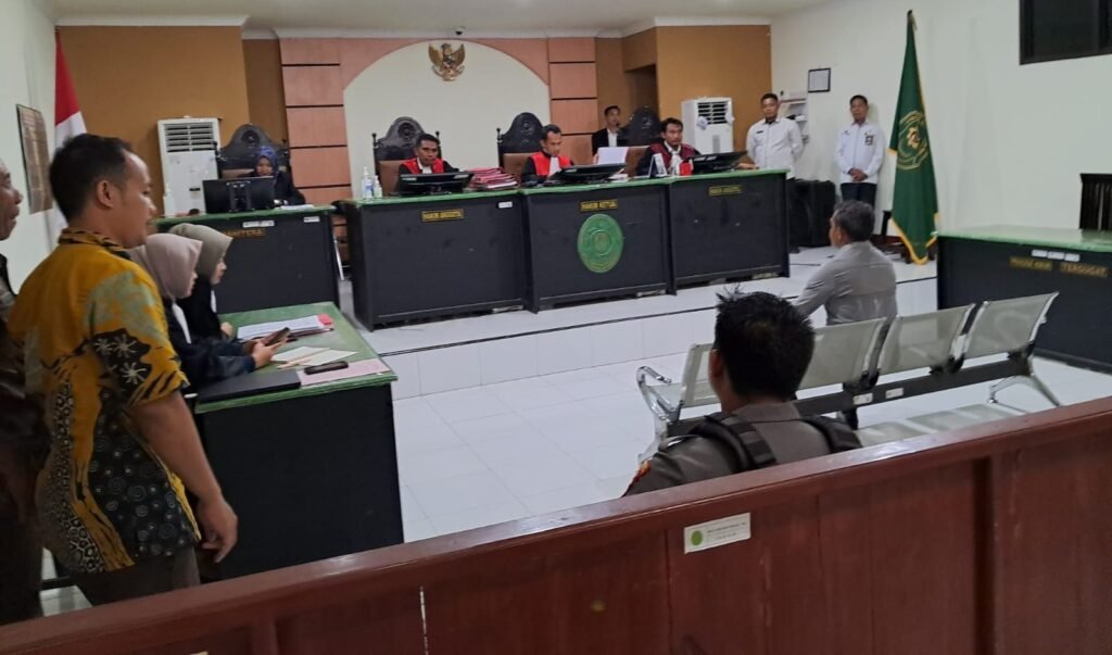 Terdakwa kasus Tipilu Kepala Desa (Kades) Kaowa Kecamatan Lambitu Kabupaten Bima jalani persidangan dengan agenda vonis di Pengadilan Negeri Raba Bima, Senin (5/2/2024)