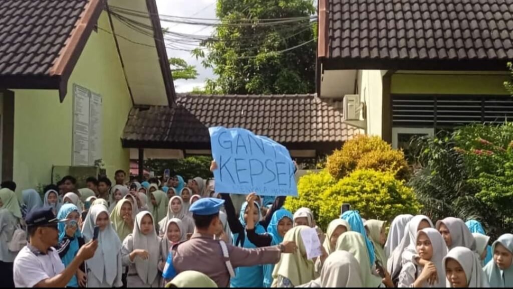 Kepseknya diduga korupsi dana BOSP, siswa SMA N 1 Keruak Lombok Timur juga menggelar demonstrasi di halaman sekolah setempat, Rabu (7/2/2024).