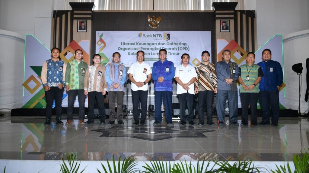Pj Bupati Lombok Timur Juaini Taofik bersama Bank NTB Syariah pada kegiatan literasi keuangan dan gathering OPD Lombok Timur di Kantor Bupati setempat, Rabu (7/2/2024).