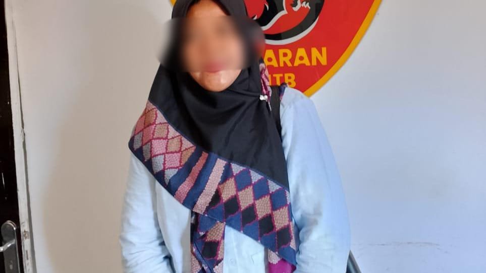Seorang wanita terduga pelaku penipuan inisial EV, 42 tahun asal Kelurahan Brang Biji, Kabupaten Sumbawa ditangkap polisi.