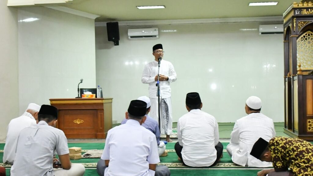 Saat PJ Bupati Lombok Timur, H.M Juaini Taofik menghadiri perayaan Isra' Mi'raj di Masjid Agung Al-Mujahiddin Selong, Kamis malam (8/2/2024)