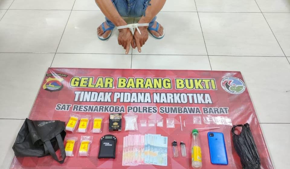 Pengedar sabu berinisial J, 35 tahun asal Jereweh Kabupaten Sumbawa Barat diamankan bersama barang bukti sabu seberat 31,34 gram.