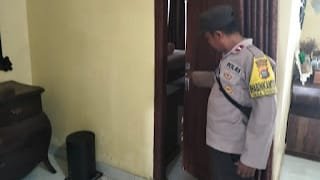 Polisi saat olah TKP di rumah milik pegawai bank yang dibobol maling di Dusun Transad 1 Desa Doro Melo, Kecamatan Manggelewa, Kabupaten Dompu, Rabu (7/2/2024).