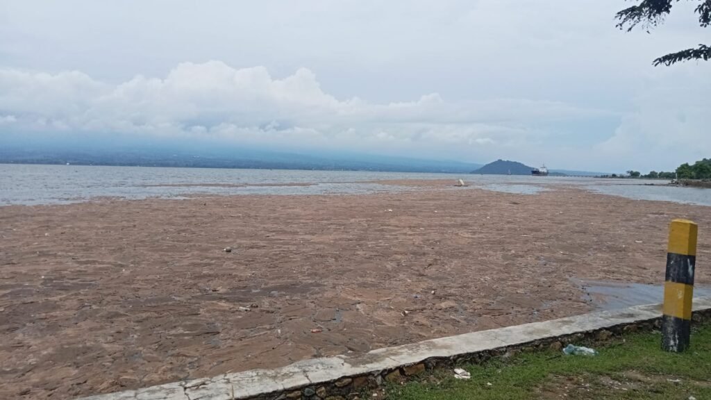 Gumpalan buih penuhi pantai Wadu Mbolo Kota Bima, Senin (12/2/2024).