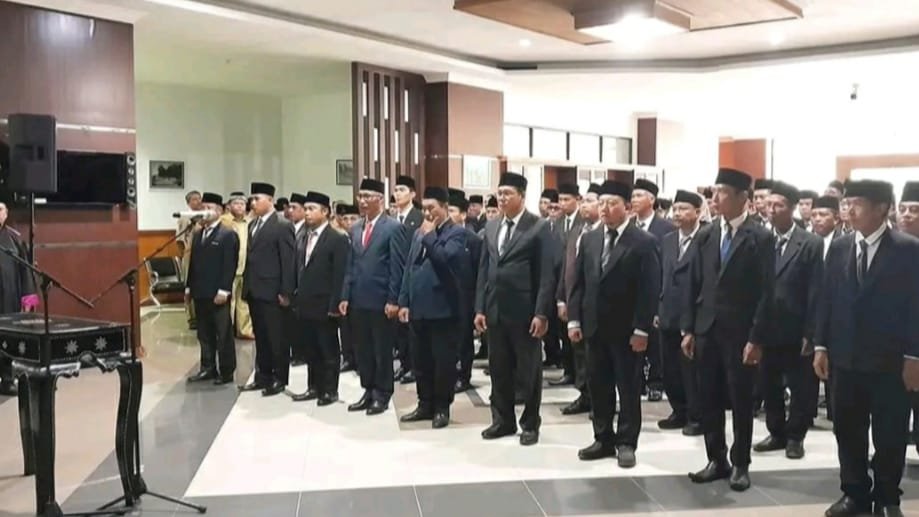 Penjabat (Pj) Bupati Lombok Timur H M Juaini Taofik melantik dan mengambil sumpah 90 orang Pjs Kades di Lombok Timur, Senin (12/2/2024).