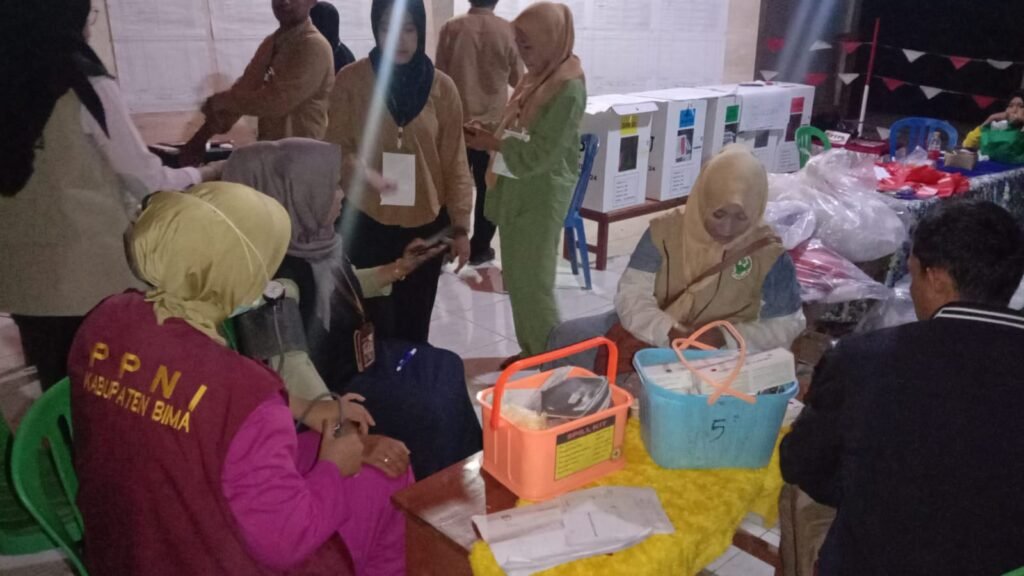 Petugas medis saat memeriksa kesehatan petugas KPPS di Kecamatan Sape, Rabu malam (14/2/2024).