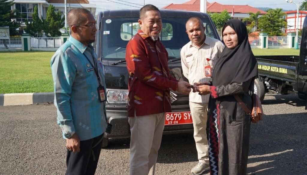 Penjabat Wali Kota Bima, HM. Rum menyerahkan bantuan mobil sampah untuk dua kelurahan, Kamis (15/2/2024).