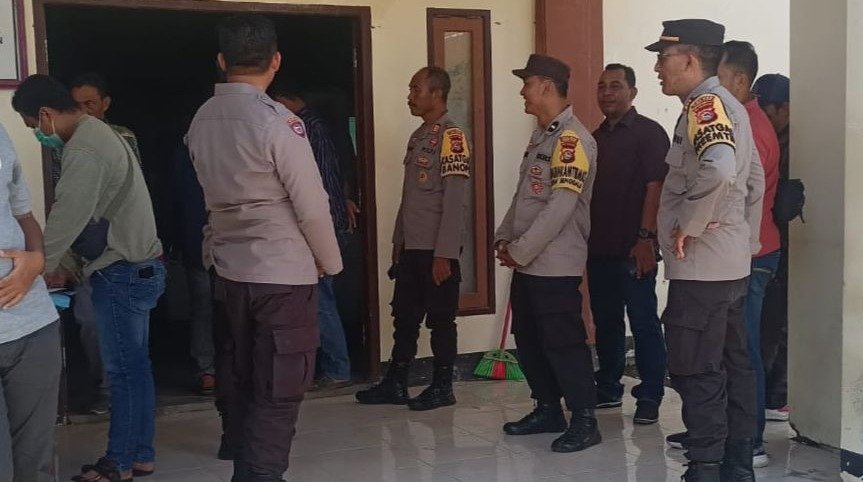 Sejumlah petugas mengawal jalannya rapat pleno penghitungan suara di Kantor Camat Kayangan Lombok Utara, Minggu (18/2/2024).