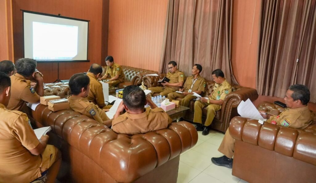 Sekretaris Daerah Drs.H Mukhtar Landa MH memimpin Rapat Koordinasi (Rakor) yang membahas rancangan Peraturan Daerah (Perda) terkait pengelolaan dan pengusahaan sarang burung walet, Selasa (27/2/2024).