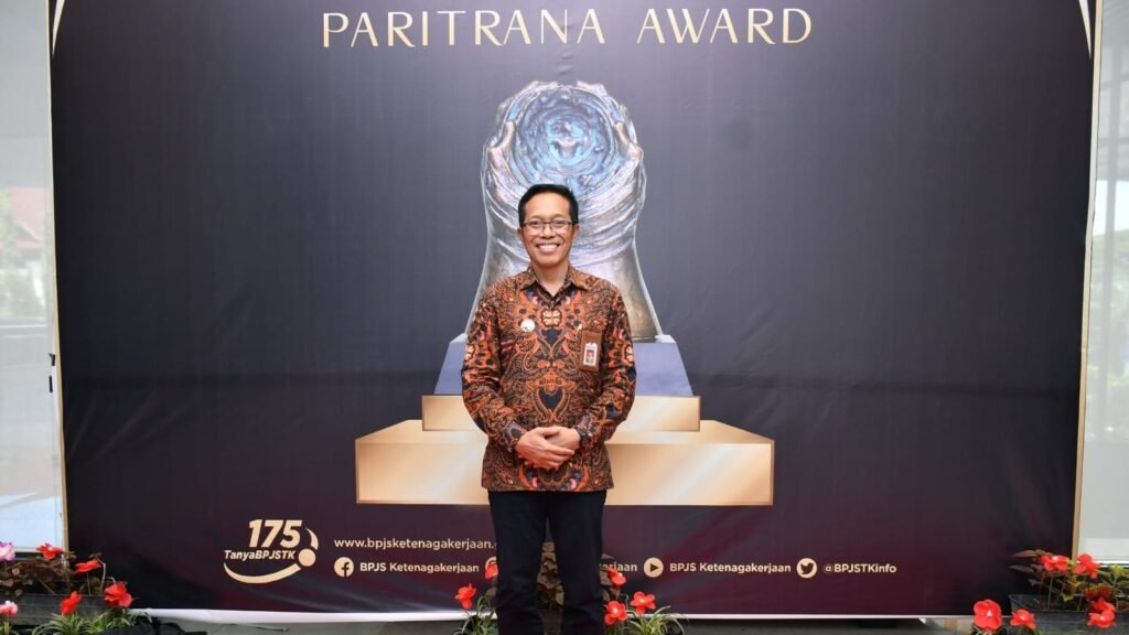 PJ Bupati Lombok Timur, H.M Juaini Taofik saat menerima nominasi paritrana award di Mataram, Rabu (28/2/2024).