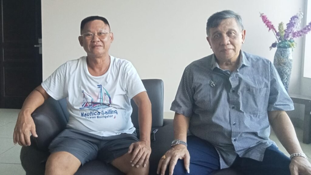 Pengusaha Tambang Denis Saputra (kiri) bersama Kuasa Hukumnya, Dr H Nurianto R,S, SH MH.