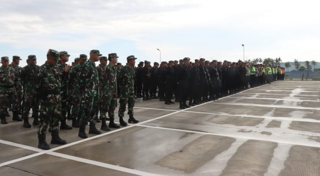 Ratusan personel gabungan mengikuti apel kesiapan pengamanan Bau Nyale di Kuta, Mandalika, Kamis (29/2/2024).