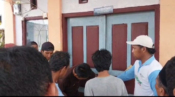 Sejumlah warga Desa Tumpu Kecamatan Bolo Kabupaten Bima menyegel kantor desa setempat, Senin (5/2/2024).