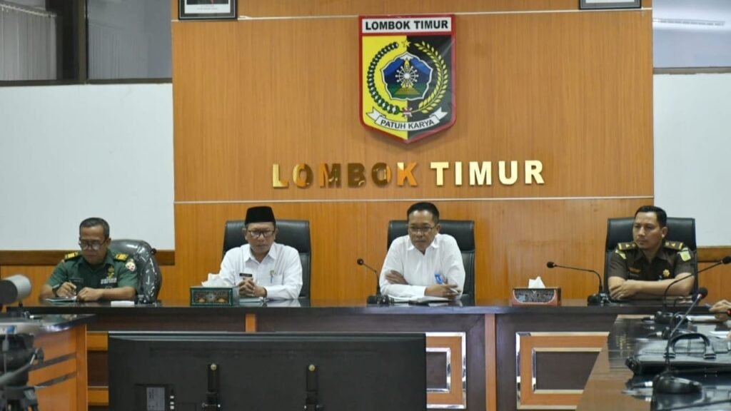 Pj Bupati Lombok Timur saat mengikuti rakor Pengendalian Inflasi Daerah yang berlangsung secara virtual pada Rabu (13/3/2024).