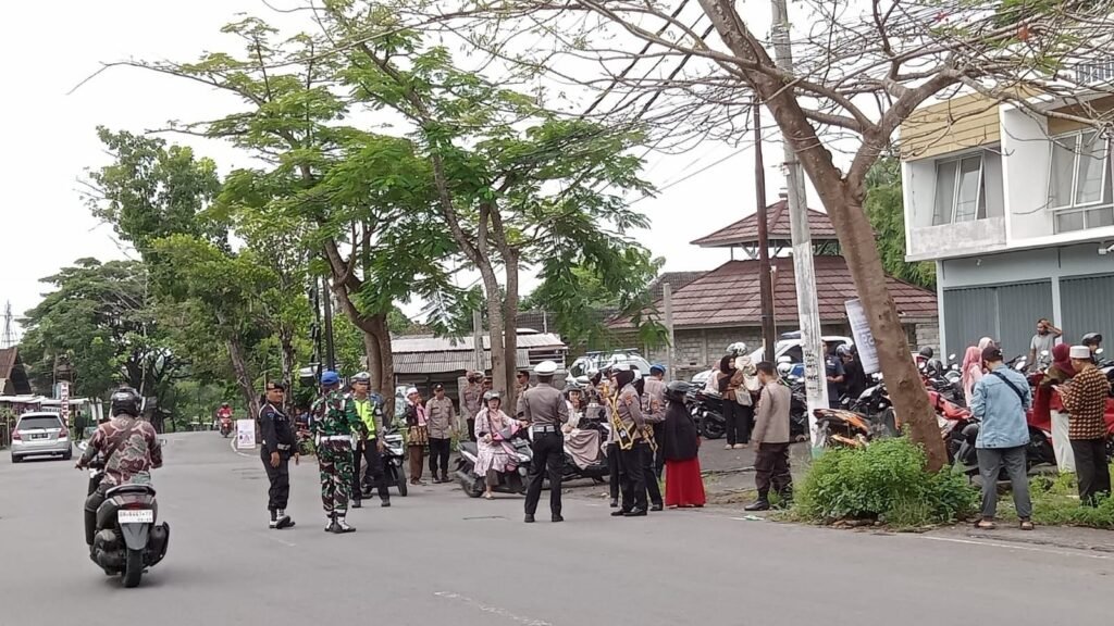 Petugas saat razia kendaraan di Lombok Timur