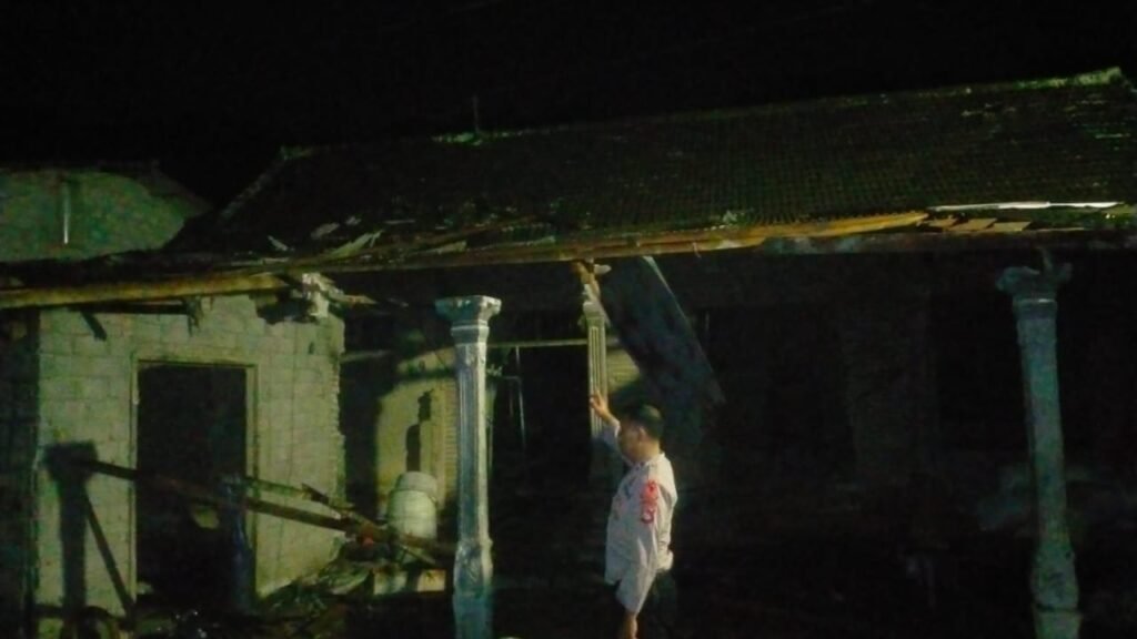 Akibat hujan lebat disertai angin kencang, belasan rumah di dua desa di Kecamatan Sakra, Lombok Timur, rusak, Minggu malam (17/3/2024)