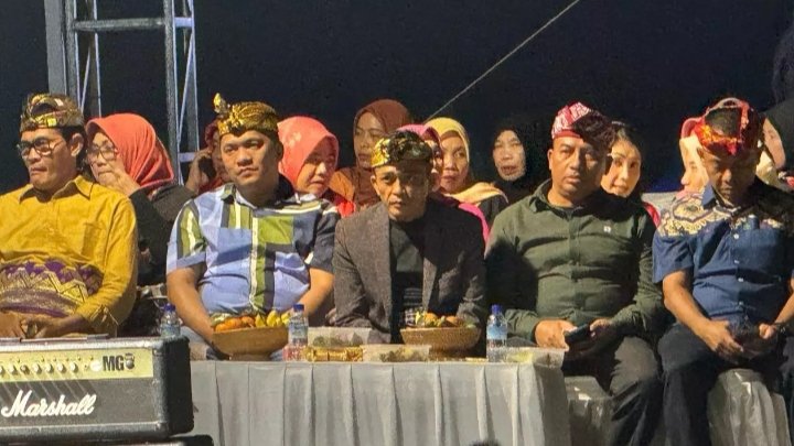 Bupati Lombok Tengah, Pathul Bahri (Tengah) bersama para pejabat saat malam puncak Bau Nyale, Kamis (29/2/2024)