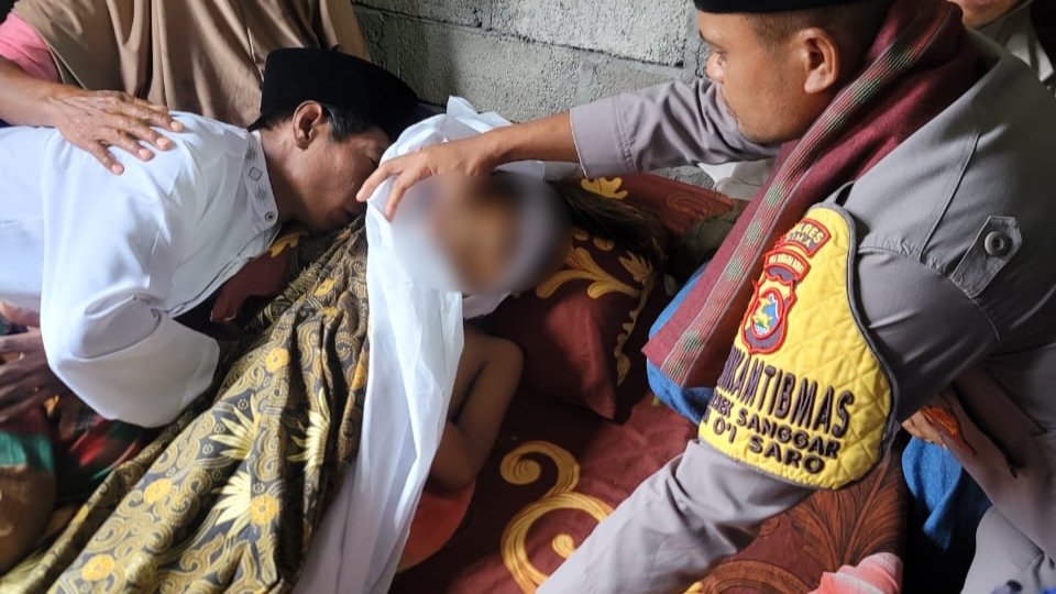 Jasad bocah SD asal Desa Oi Saro Kecamatan Sanggar Kabupaten Bima yang meninggal akibat kesetrum perangkap babi di ladang jagung, Jumat (1/3/2024).