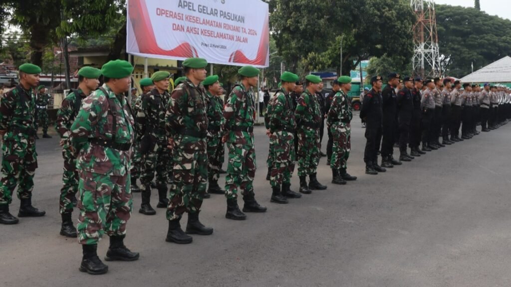 Apel gabungan Operasi Keselamatan Rinjani 2024 melibatkan 150 personel TNI, Polri, Dinas Perhubungan dan Satpol PP di Lapangan Apel Mapolres Lombok Tengah, Sabtu (2/3/2024).
