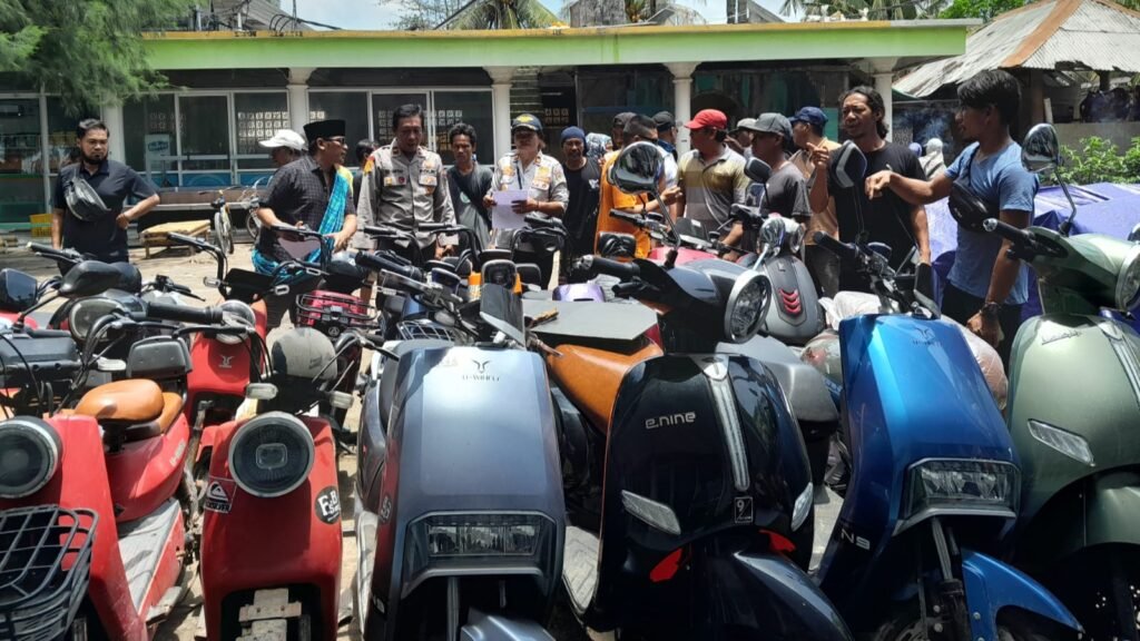 Puluhan kendaraan listrik diamankan warga di Gili Trawangan Lombok Utara, Sabtu (2/3/2024)