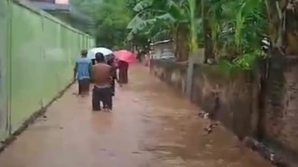 Desa Karumbu Kecamatan Langgudu Kabupaten Bima diterjang banjir, Minggu sore (3/3/2024).
