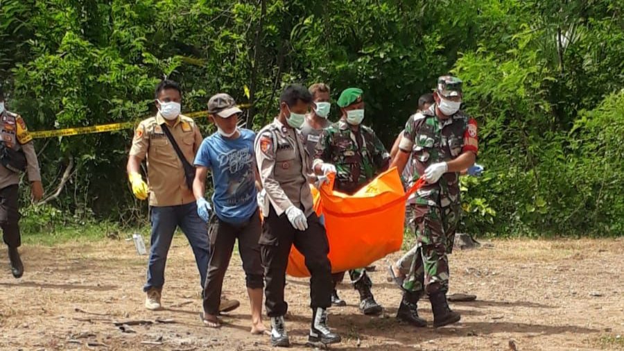 Petugas saat mengevakuasi jasad Arif Rahman, nelayan yang ditemukan di wilayah pegunungan Sumi Kecamatan Lambu Kabupaten Bima, Kamis (7/3/2024)