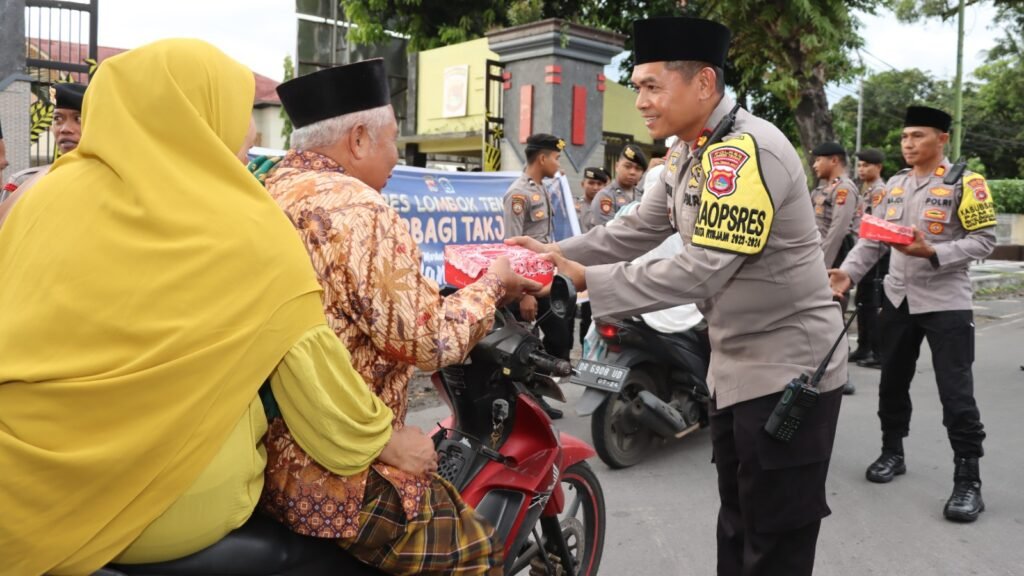 Anggota Polres Lombok Tengah bagi-bagi takjil pada pengguna jalan, Selasa (12/3/2024).