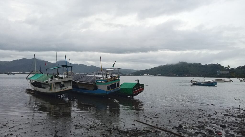 Sejumlah nelayan di Bima terpaksa menepi akibat cuaca buruk.