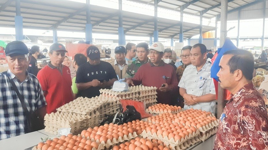 Plt. Asisten 2 Setda Kota Bima, Drs. M. Saleh bersama Tim terpadu dan TPID Kota Bima melakukan inspeksi mendadak terhadap komoditi harga bahan pokok, di UPT Pasar Raya Amahami, pada Jumat (15/3/2024).