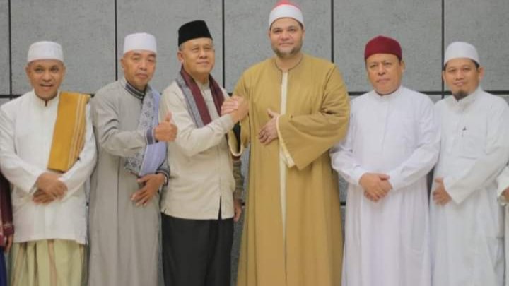 Syeikh Muhammed Salim Amer foto bersama Karo Kesra NTB, Drs H Sahnan MPd dan pengurus Islamic Center NTB, Sabtu (16/3/2024).