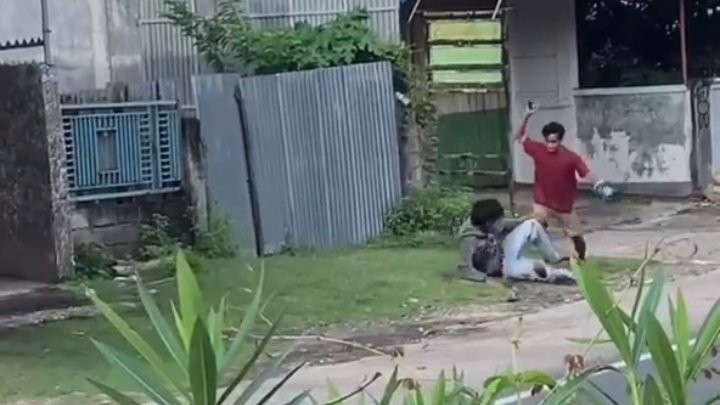 Tangkapan layar video sejumlah remaja terlibat aksi kejar-kejaran menggunakan parang di Jalan Raya Bali Bunga, Kelurahan Kandai 2, Kecamatan Woja, Kabupaten Dompu yang viral di media sosial, Minggu (17/3/2024).