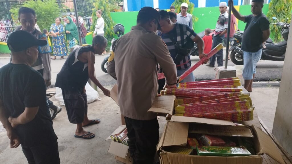 Ratusan petasan disita petugas di sejumlah pedagang di Utan Sumbawa, Senin (18/3/2024).