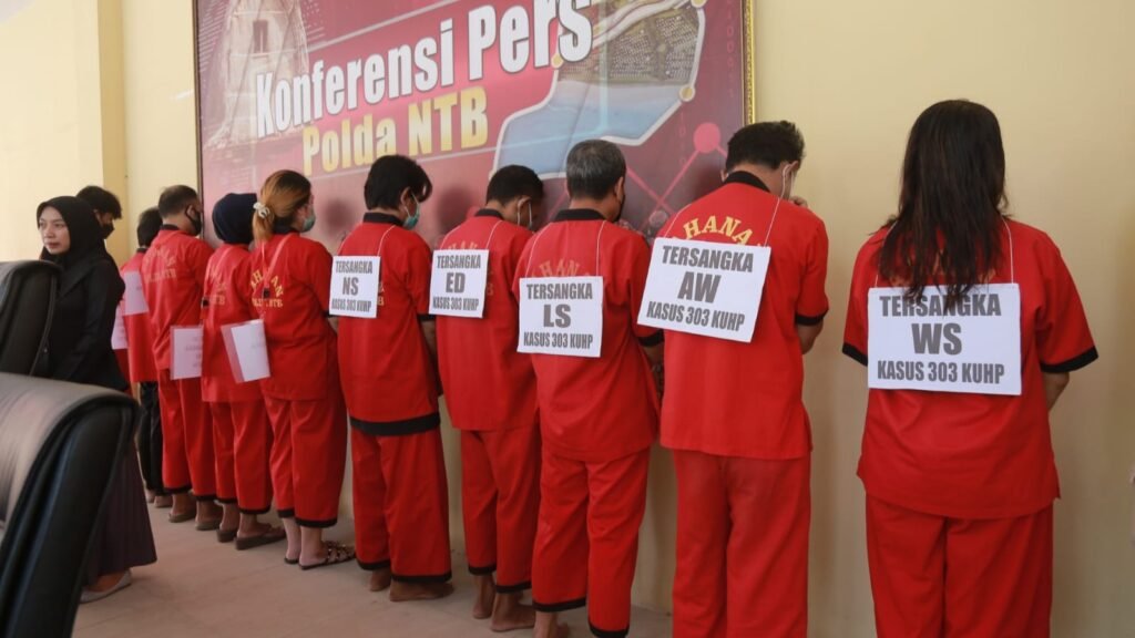 Para tersangka kasus prostitusi yang diungkap Polda NTB di Kota Mataram.