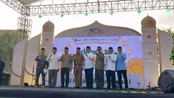 PJ Sekda Provinsi NTB, Ibnu Salim membuka Gelegar Pesona Khazanah Ramadhan di Islamic Center NTB, Senin sore (18/3/2024), opening ceremony tersebut dihadiri oleh seluruh kepala OPD dan asosiasi-asosiasi terkait di Provinsi NTB.