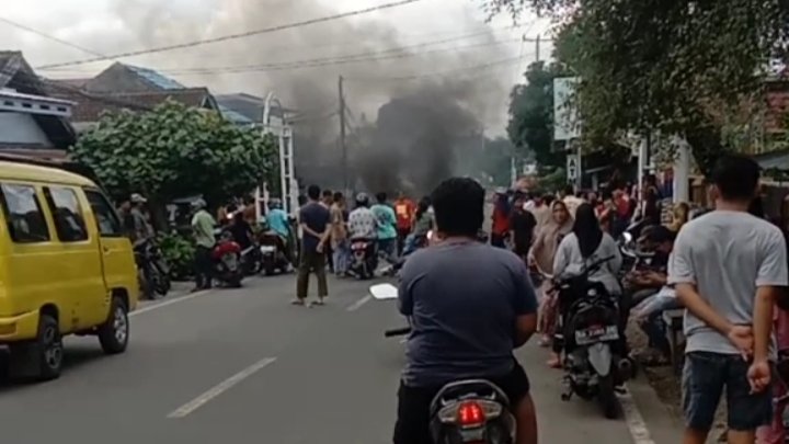 Buntut meninggalnya seorang warga yang diduga disantet, puluhan warga Desa Bakajaya Kecamatan Woja Kabupaten Dompu blokade jalan, Kamis (21/3/2024).
