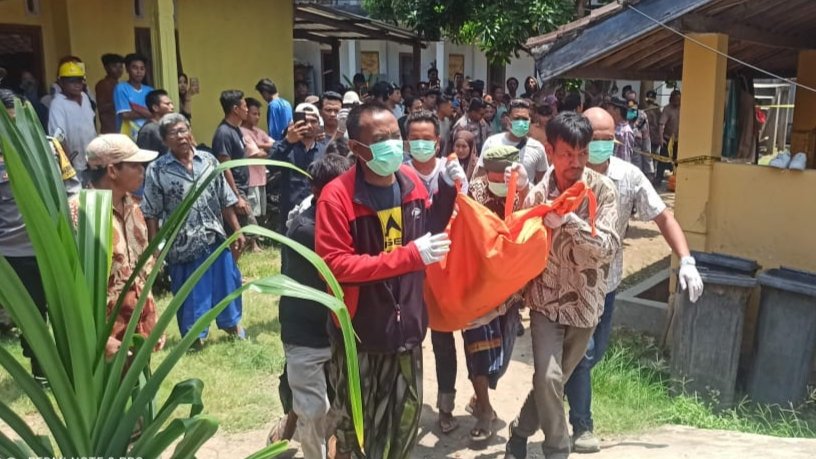 Petugas saat mengevakuasi jasad perempuan muda karyawan hotel di Kuta Lombok Tengah yang ditemukan meninggal di kamar kos wilayah setempat, Kamis (21/3/2024).