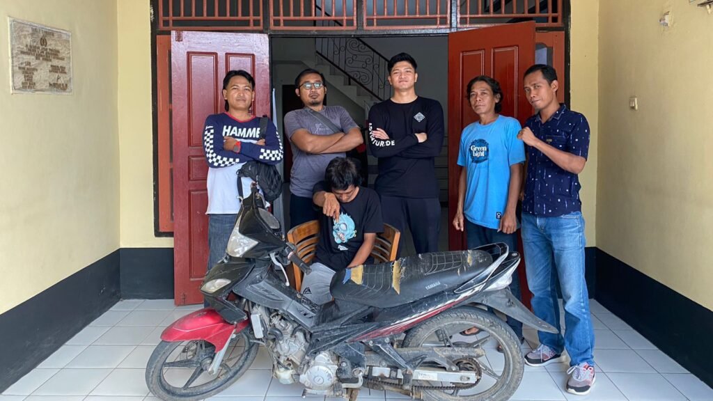 Pelaku penggelapan sepeda motor diamankan bersama barang bukti di Polres Sumbawa, Jumat (22/3/2024).