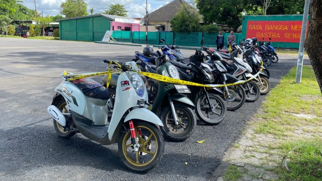 Puluhan motor yang terlibat aksi balap liar diamankan polisi gabungan di Lombok Tengah, Rabu dini hari (27/3/2024).